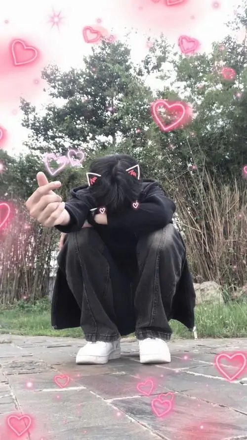 6 Góc chụp từ dưới lên khiến cậu bạn trở nên cao ráo hơn, khẩu trang che gần hết gương mặt, kết hợp áo xanh tạo tổng thể hài hòa, phù hợp kiểu ảnh trai lớp 7 giấu mặt