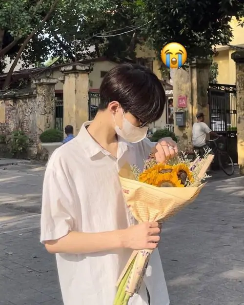 15 Hình nam sinh đeo khẩu trang, đứng dưới trời nắng, ánh sáng chiếu vào tóc làm nổi bật kiểu layer, tổng thể ảnh rất sáng và rõ