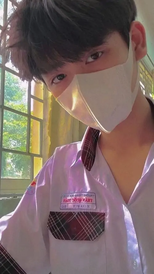 17 Ảnh trai giấu mặt chụp trước gương, điện thoại che kín khuôn mặt, outfit đơn giản nhưng gọn gàng, tạo vibe cool