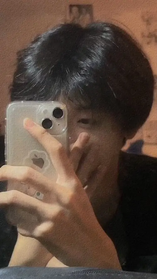 19 Hình trai lớp 7 đeo khẩu trang trắng, ánh mắt nhìn nghiêng, tạo cảm giác nhẹ nhàng và thư sinh