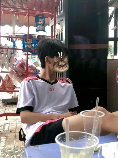 20 Hình trai chụp trong thang máy, điện thoại che mặt, ánh sáng phản chiếu giúp ảnh thêm chiều sâu