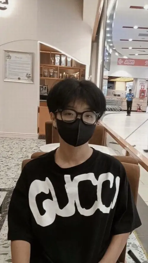 22 Một bạn nam mặc hoodie, kéo mũ che nửa mặt, tạo cảm giác cool ngầu đúng chất boy phố