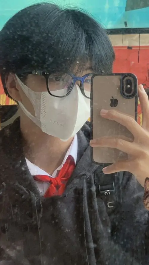 23 Ảnh trai ngồi bên cửa sổ, ánh sáng chiếu nghiêng, dùng tay chống cằm che mặt tạo cảm giác suy tư nhẹ