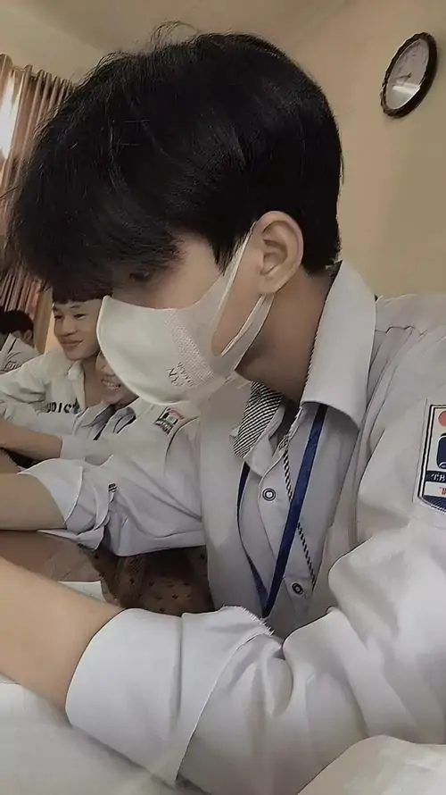 24 Một bạn nam đội mũ, đeo khẩu trang và giơ tay che thêm phần mặt, tạo cảm giác bí ẩn hơn