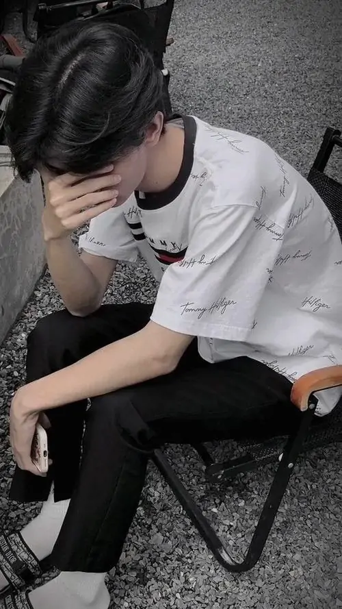 7 Hình nam chụp ngoài trời với tay tạo dáng chữ V che một phần mặt, nụ cười nhẹ phía sau khiến tổng thể ảnh thêm đáng yêu, đúng vibe học sinh cấp 2 năng động