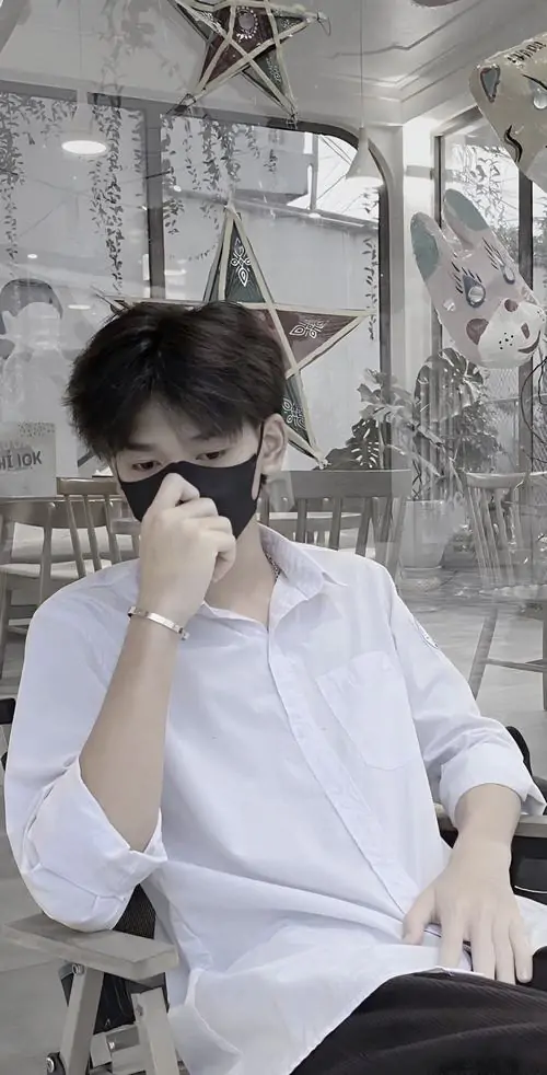 9 Ảnh boy đứng gần thân cây, quay lưng lại máy ảnh, mái tóc dài che nhẹ phần cổ, tạo sự riêng tư và bí ẩn, rất hợp làm avatar giấu mặt