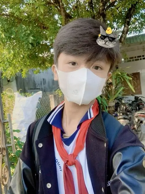 10 Nam sinh mặc áo trắng, dùng điện thoại che nửa mặt khi chụp trong quán, ánh sáng nhẹ làm nổi bật phong cách tối giản nhưng vẫn thu hút