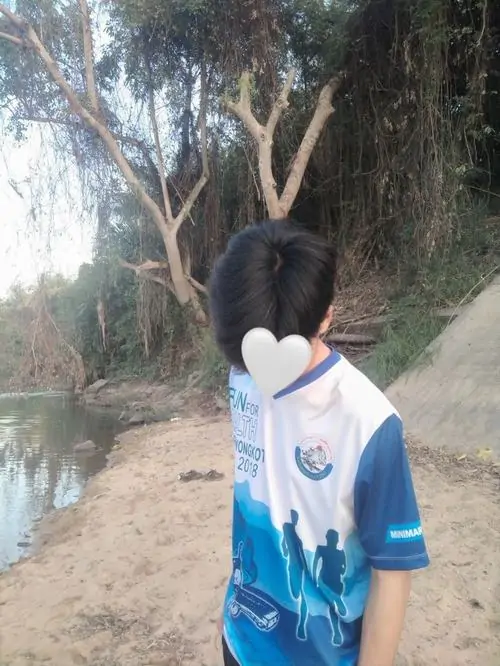 12 Cậu bạn đeo kính và khẩu trang đen, chụp selfie gần mặt, ánh mắt nổi bật tạo điểm nhấn, kiểu ảnh nam sinh che mặt rất phổ biến