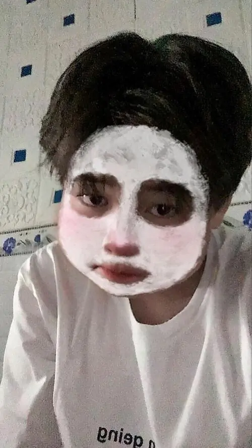 13 Ảnh trai cấp 2 quay lưng khi đi trên con đường nhỏ, tóc bay nhẹ theo gió, tạo cảm giác tự nhiên và có chút chill nhẹ