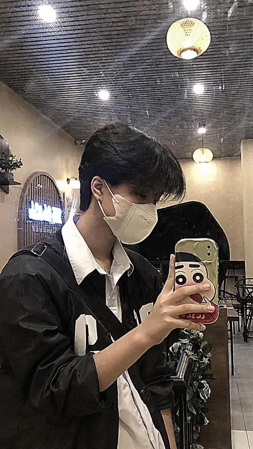 1 Ảnh trai nam sinh lớp 7 đứng trước gương, dùng điện thoại che kín gương mặt, nổi bật mái tóc layer gọn gàng, ánh sáng trong phòng dịu nhẹ tạo vibe bí ẩn nhưng vẫn toát lên phong cách boy phố rất tự nhiên