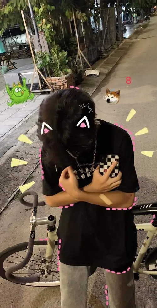 3 Hình trai học sinh đeo khẩu trang đen khi đứng ngoài đường, ánh mắt nhìn thẳng camera đầy tự tin, kết hợp outfit đơn giản nhưng vẫn toát lên phong cách gen alpha hiện đại và có chút vibe bí ẩn
