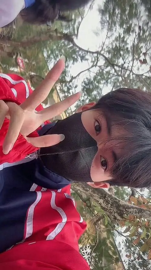 5 Ảnh nam sinh đội mũ bảo hiểm, đeo khẩu trang kín mặt khi chụp selfie, chỉ lộ đôi mắt sắc nét, tạo cảm giác vừa năng động vừa bí ẩn đúng chất hình nam sinh che mặt