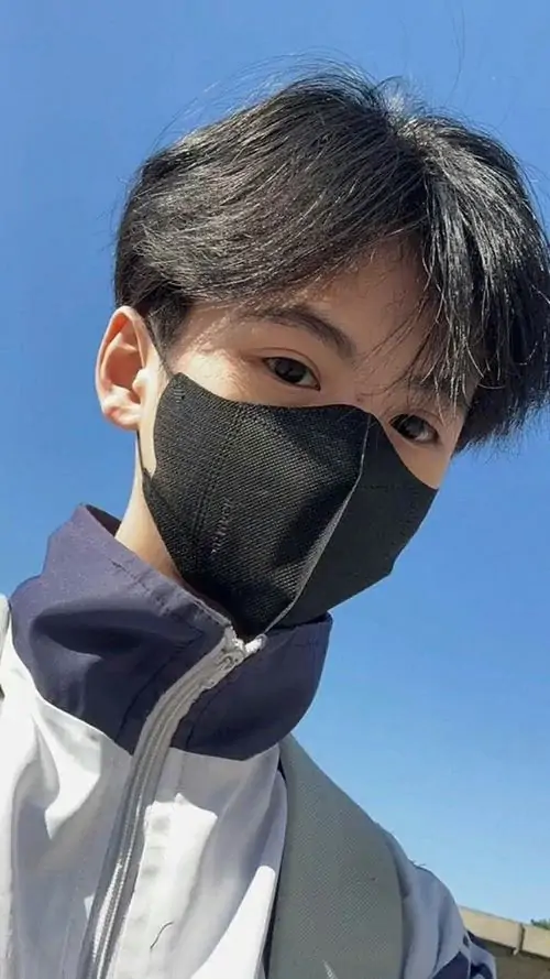 14 Một nam sinh dùng filter trắng che gần hết khuôn mặt, chỉ lộ mắt, tạo cảm giác dễ thương pha chút hài hước