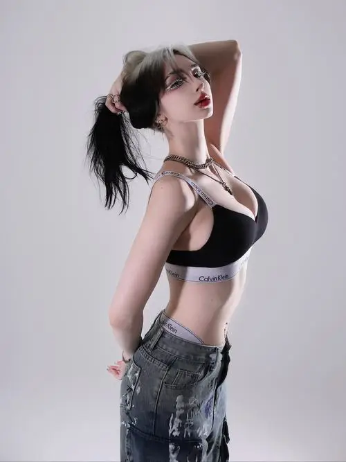 41 Ảnh người mẫu nội y nổi bật với phong cách thời trang hiện đại và thần thái cuốn hút