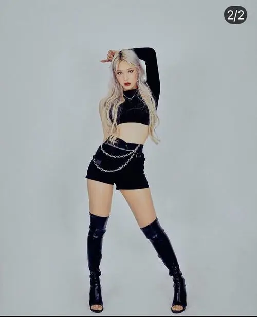 56 Hình người mẫu mang phong cách tạo hình sắc lạnh, biểu cảm linh hoạt khiến ống kính như giữ trọn từng nhịp rung của cảm xúc