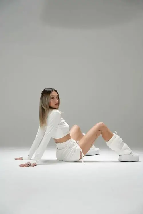 42 Ảnh mẫu bắt sáng tốt nhờ lớp nền mịn và bờ môi căng bóng, tạo nên cảm giác hấp dẫn rất hợp ảnh quảng bá mỹ phẩm