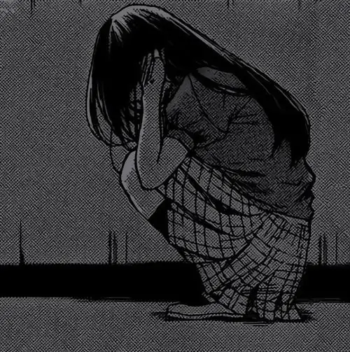 10 Một nhân vật nữ co người ngồi bó gối ở góc tường tối, đầu cúi hẳn xuống và chiếc áo kẻ ô phủ quanh thân khiến khung hình đen trắng nặng như đêm muộn