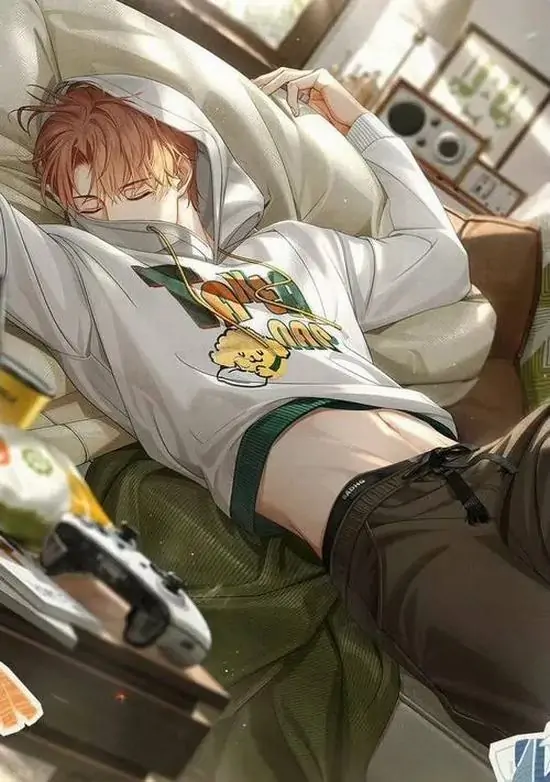 18 Chàng trai tóc vàng nằm ngửa trên ghế gần cửa sổ, áo sơ mi sáng kéo lệch để lộ phần hông bụng gọn, khung hình mềm hơn nhưng vẫn giữ nét bộ sưu tập trai đẹp anime body chuẩn