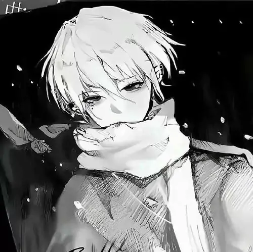 18 Chàng trai tóc sáng quàng khăn dày, vai co lại trong nền tối lấm tấm như tuyết, nét mặt mệt và hơi cúi đầu làm khung hình gợi cảm giác rét buốt lẫn cô độc