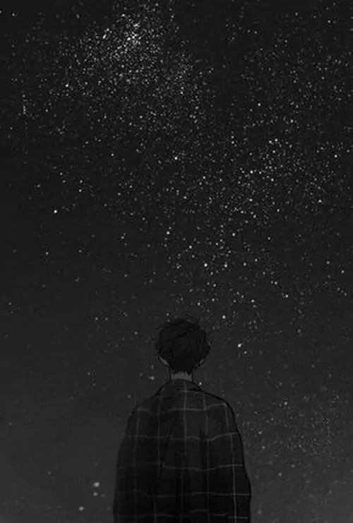 24 Bóng người đứng nhìn lên bầu trời đêm chi chít sao, chỉ thấy phần lưng và đầu giữa khoảng đen rộng khiến khung ảnh như kéo dài thêm nỗi buồn lặng