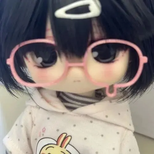 50 Cô bé tóc ngắn che nửa mặt bằng cặp kính hồng quá khổ, đôi mắt đen sâu và phần áo trắng tạo nên vẻ bí ẩn rất tĩnh, một lựa chọn hợp Pinterest cho người thích hình hiền mà không hề nhạt