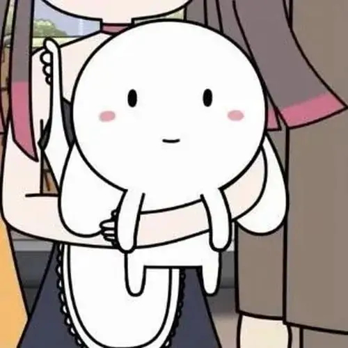 52 Nhân vật trắng tròn đứng lọt giữa hai mảng quần áo tối màu, tay buông xuống và nét mặt giản đơn tạo nên khoảng lặng rất lạ, như thể cả thế giới đang bận còn mình chỉ muốn đứng im cho qua chuyện