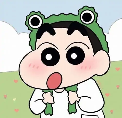 42 Cậu nhóc mặc đồ ếch xanh đứng há miệng tròn xoe, hai má đỏ và cặp mắt mở lớn khiến khung hình bắn ra năng lượng nghịch ngợm rất mạnh, đúng kiểu nhìn một cái là thấy rộn ràng ngay