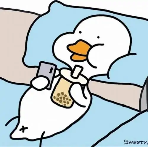 43 Hình avatar con chim trắng nằm trong chăn xanh, một tay giữ ly nước còn đầu đội khăn lạnh như bệnh nhân biết sống chậm, tạo nên cảnh tượng vừa hài vừa có chút yếu đuối kiểu người đang hồi sức tinh thần