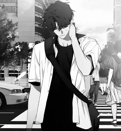 45 Nam sinh áo hoodie trong ảnh manga đẹp đứng dưới bảng hiệu cũ, bàn tay giấu trong túi áo còn khói mỏng lướt ngang mặt tạo vẻ ngầu bụi và hơi bí ẩn, đúng tinh thần đường phố của anime hiện đại