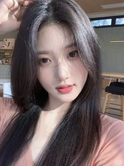 14 Nụ cười nhẹ xuất hiện khi thiếu nữ ôm bó hoa cúc, đứng giữa khu vườn xanh sau cơn mưa.
