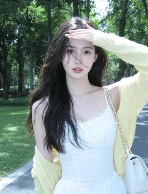2 Giữa phố Thượng Hải, cô gái mặc áo khoác nâu, cầm ly nước và mỉm cười nhìn sang bên đường.