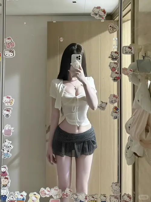 3 Khung cảnh Thượng Hải hiện đại phía sau cô gái mặc đồ bơi đen, khoác khăn mỏng và đứng cạnh hồ.