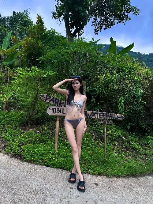 3 Mái tóc ướt ôm vai cô gái diện bikini tối màu, bước chậm bên hồ bơi ở Đà Nẵng.