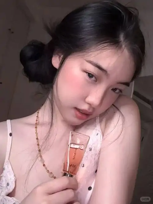 13 Mái tóc búi gọn để lộ bờ vai và vú to mềm mại trong chiếc áo hai dây màu đen.