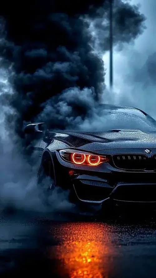3 Góc chụp sát mặt đường làm McLaren nổi bật với cửa mở cao và dáng xe thấp.