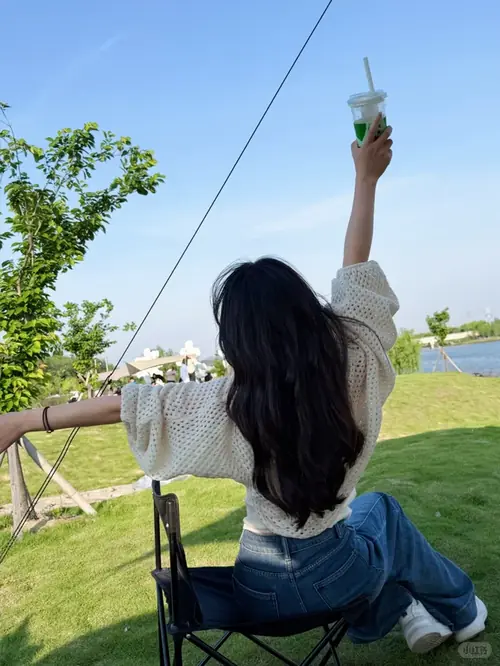 5 Trên Vạn Lý Trường Thành, ảnh gái xinh Trung Quốc ghi lại cô gái áo be đang quay đầu cười nhẹ.