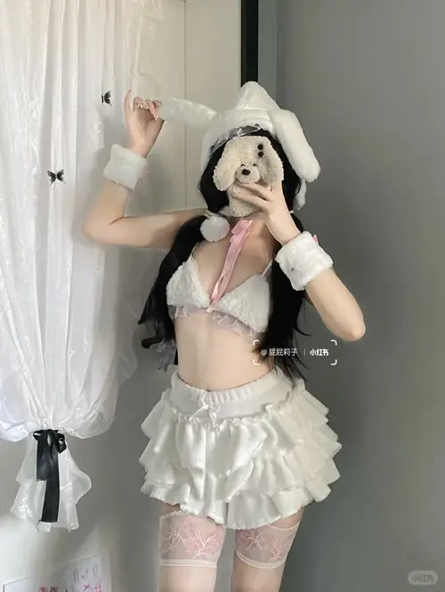 25 Kính râm bản lớn che nhẹ ánh mắt, người đẹp tựa lưng vào ghế với biểu cảm thư giãn.