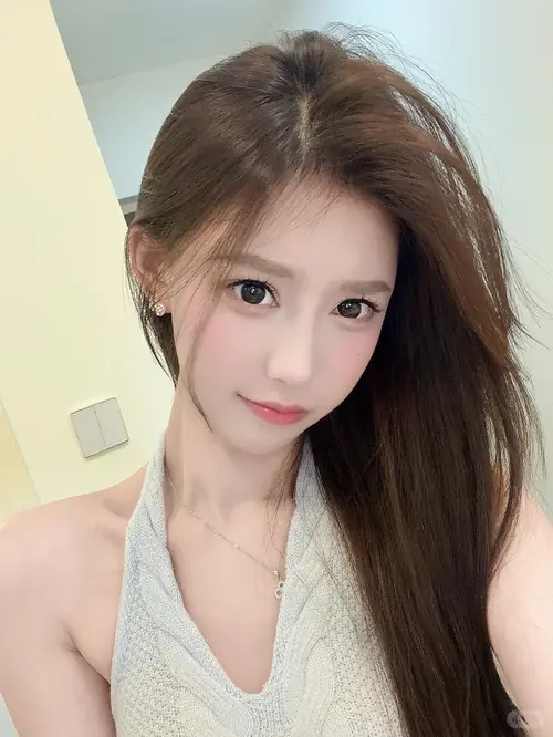 33 Trước gương, thiếu nữ cài khuyên tai, mặc áo cổ vuông và để mái tóc xoăn rơi xuống lưng.