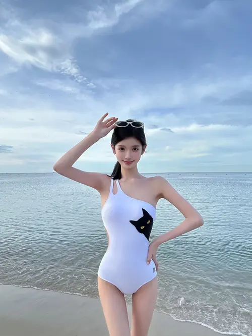 63 185 Ảnh Gái Xinh Mặc Bikini Màu Trắng Sexy nhẹ nhàng trên bờ cát trắng mịn