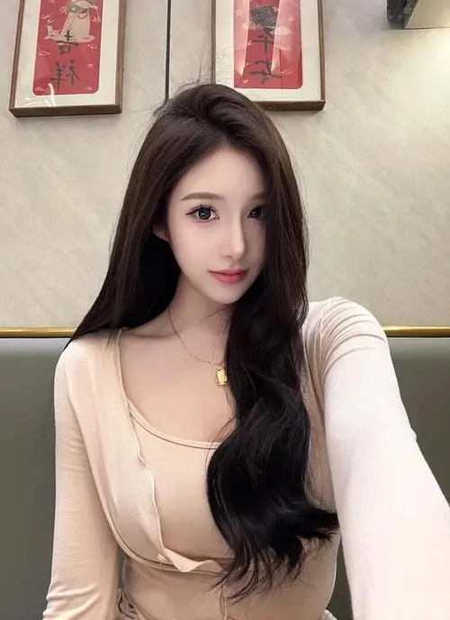 34 Áo khoác mỏng phủ ngoài váy hai dây, giúp phần ngực mềm mại hiện lên vừa đủ và tự nhiên.