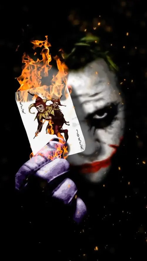 18 Từ sau vai, Joker ngoái nhìn giữa graffiti, gương mặt trắng nổi bật trong gam màu tối.