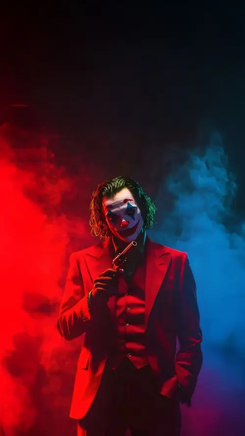 24 Trên nền nhà ướt mưa, bóng Joker kéo dài tạo cảm giác hỗn loạn và cô độc.
