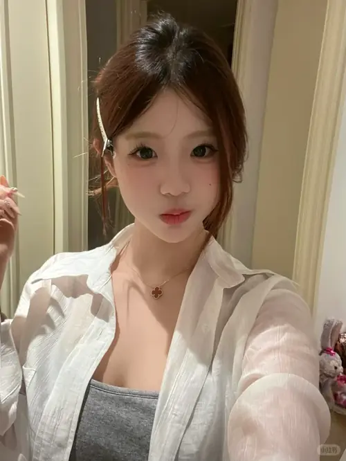 29 Trên bậc thềm đá, cô gái buộc tóc đuôi ngựa, mặc áo thể thao và cúi xuống chỉnh dây giày.