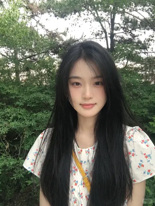 23 Bên cửa tàu, cô gái đeo tai nghe, tóc ngắn ngang vai và lặng nhìn cảnh vật đang trôi qua.