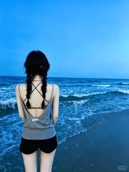15 Chiếc vòng cổ vỏ sò nổi bật trên làn da rám mật khi người mẫu đứng dưới nắng chiều.