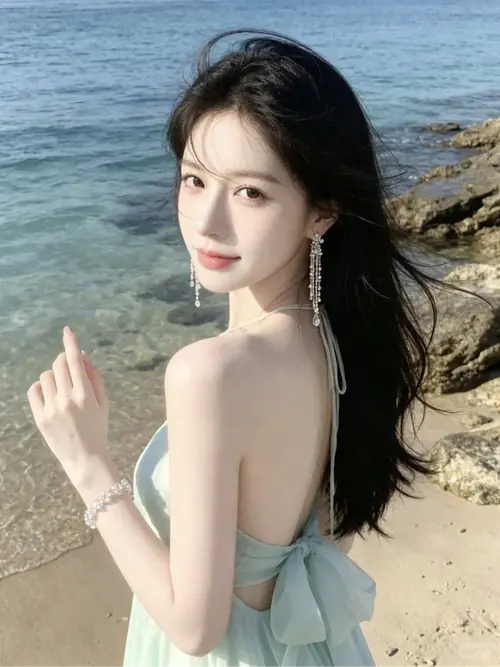 28 Bikini xanh ngọc nổi bật giữa nền đá xám, cô gái nghiêng vai và nhìn thẳng vào ống kính.