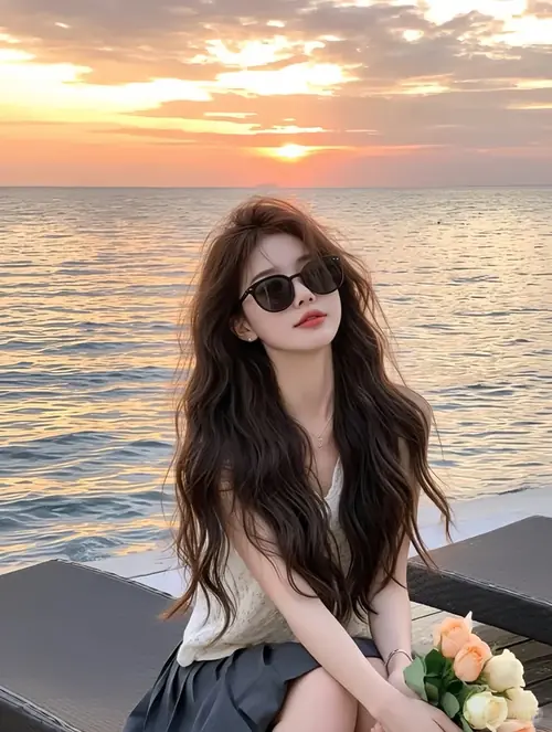 7 Mặt gương trang điểm phản chiếu người đẹp mặc áo cổ vuông, tô son nhẹ và nghiêng đầu nhìn máy.