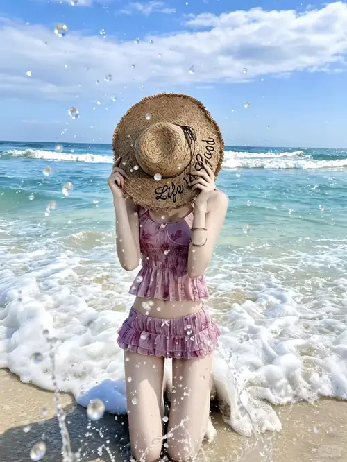 6 Trên bờ cát trắng, cô gái buộc tóc cao, diện bikini cam và bước đi với nụ cười rạng rỡ.