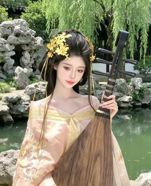 13 Cô gái tựa lan can hành lang gỗ, mặc áo tím nhạt và nhìn xuống khoảng sân phủ nắng.
