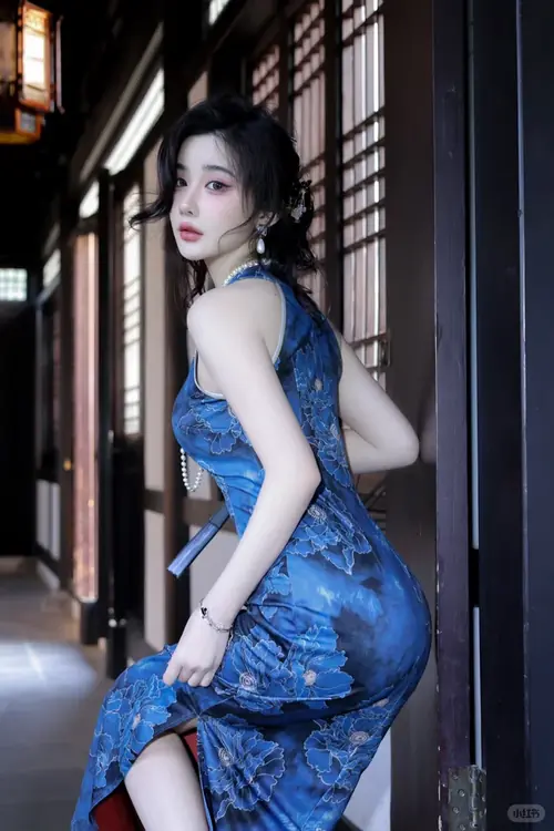 32 Gương mặt mang nét mặt đoan trang khi cô gái chắp tay trước bụng và đứng dưới tán hoa đào.
